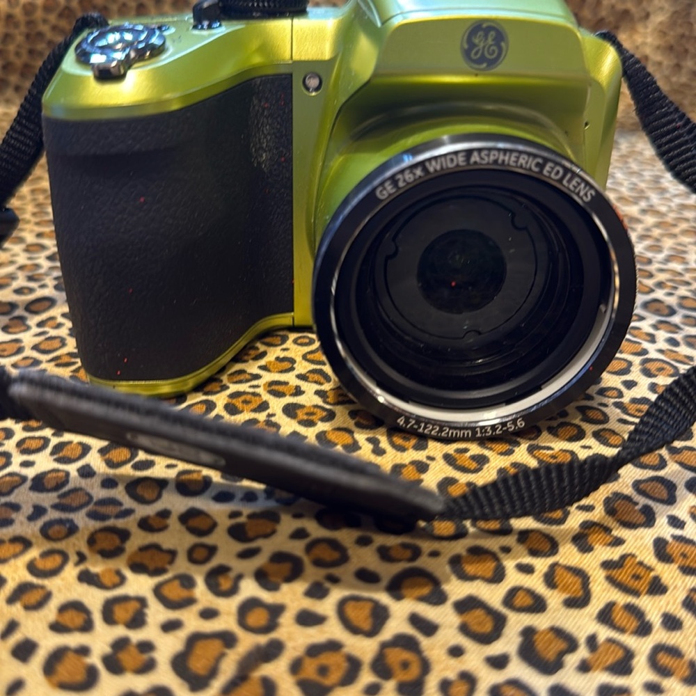 Very cute GE 45 Millimeter camera X2600 perfect for someone who wants to develop